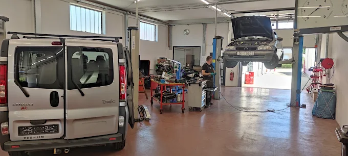 Radionica FELKER-JAMBREŠIĆ s vozilima na dizalici i radnim prostorom