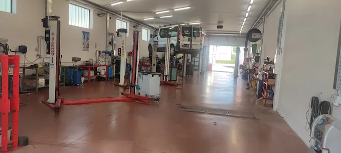 Široki pogled kroz radionicu FELKER-JAMBREŠIĆ s više servisnih mjesta